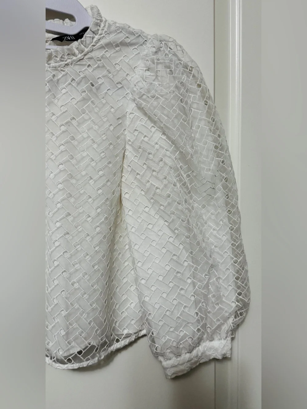 Zara White Embroidered Puff Sleeve Textured Blouse Size S